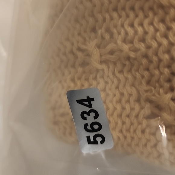 Petite Sophisticate Beige Knit V-Neck Sweater Size M - Picture 11 of 11